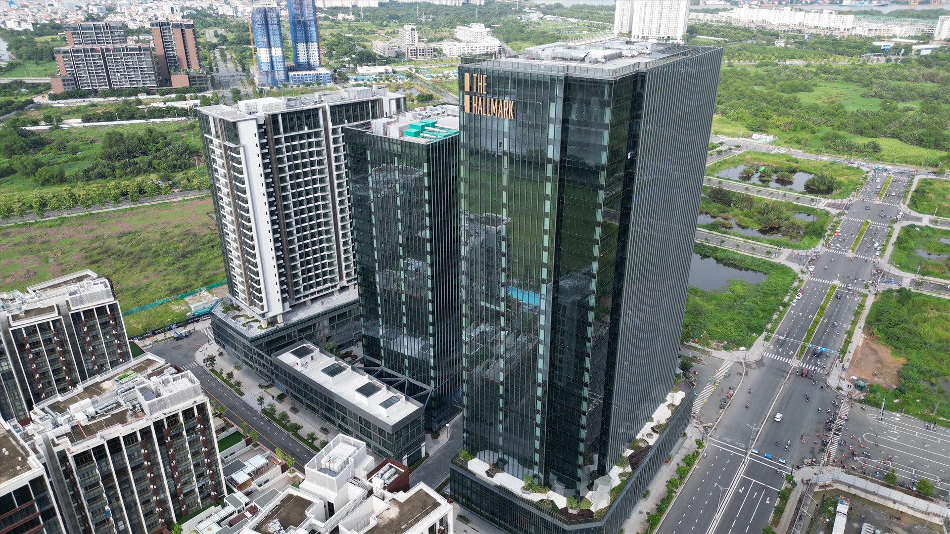 Trong đó, tòa nhà văn phòng The Hallmark có tổng diện tích sàn cho thuê lên đến 68.000 m2, được xếp hạng A+ với chứng chỉ công trình xanh Green Mark (Gold) của Singapore.