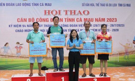 Chủ tịch LĐLĐ tỉnh Cà Mau Huỳnh Út Mười trao giải Nhất toàn đoàn. Ảnh: Thiệu Vũ