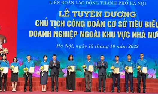 LĐLĐ Thành phố Hà Nội tuyên dương Chủ tịch CĐCS doanh nghiệp khu vực ngoài Nhà nước năm 2022. Ảnh: Hải Yến