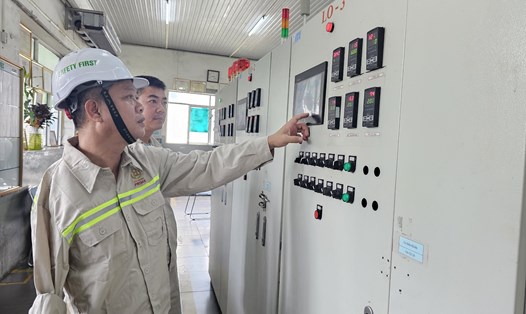 Anh Dương Thanh Hà hướng dẫn đồng nghiệp kiểm tra hoạt động của phân xưởng. Ảnh: Bảo Nguyên