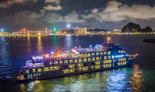 Du thuyền 5 sao biến thành sân khấu sôi động giữa vịnh Hạ Long, thu hút du khách và khán giả yêu âm nhạc vào mỗi dịp cuối tuần. Ảnh: Ban tổ chức “Love in the Bay”