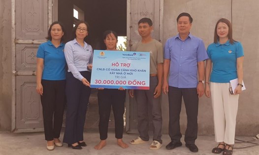 Đại diện lãnh đạo LĐLĐ tỉnh Ninh Bình trao tiền hỗ trợ cho gia đình chị Nguyễn Thị Mận. Ảnh: Diệu Anh