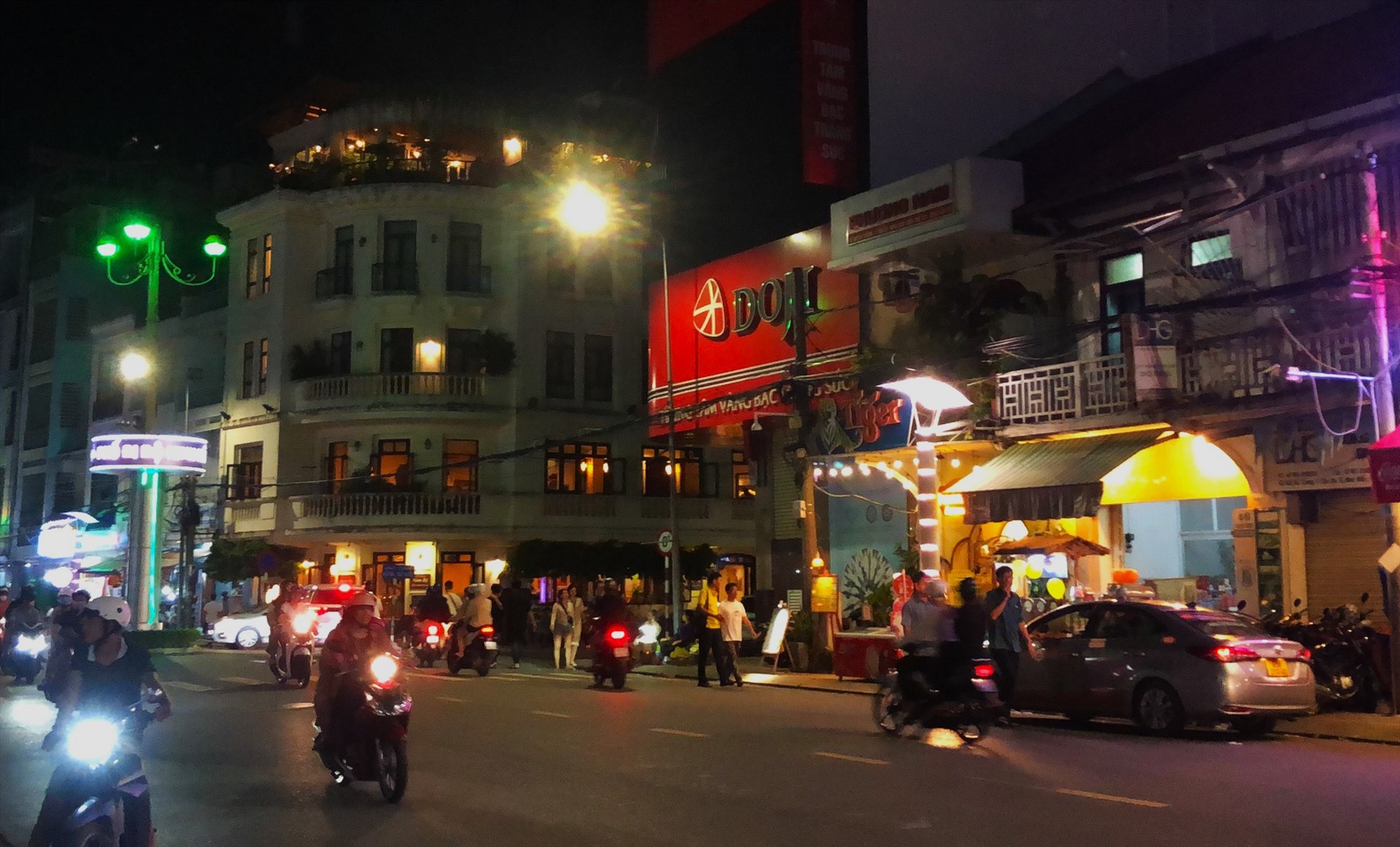 Theo ghi nhận, khoảng 22 giờ Bến Ninh Kiều vẫn còn khá đông du khách. Ảnh: Bích Ngọc