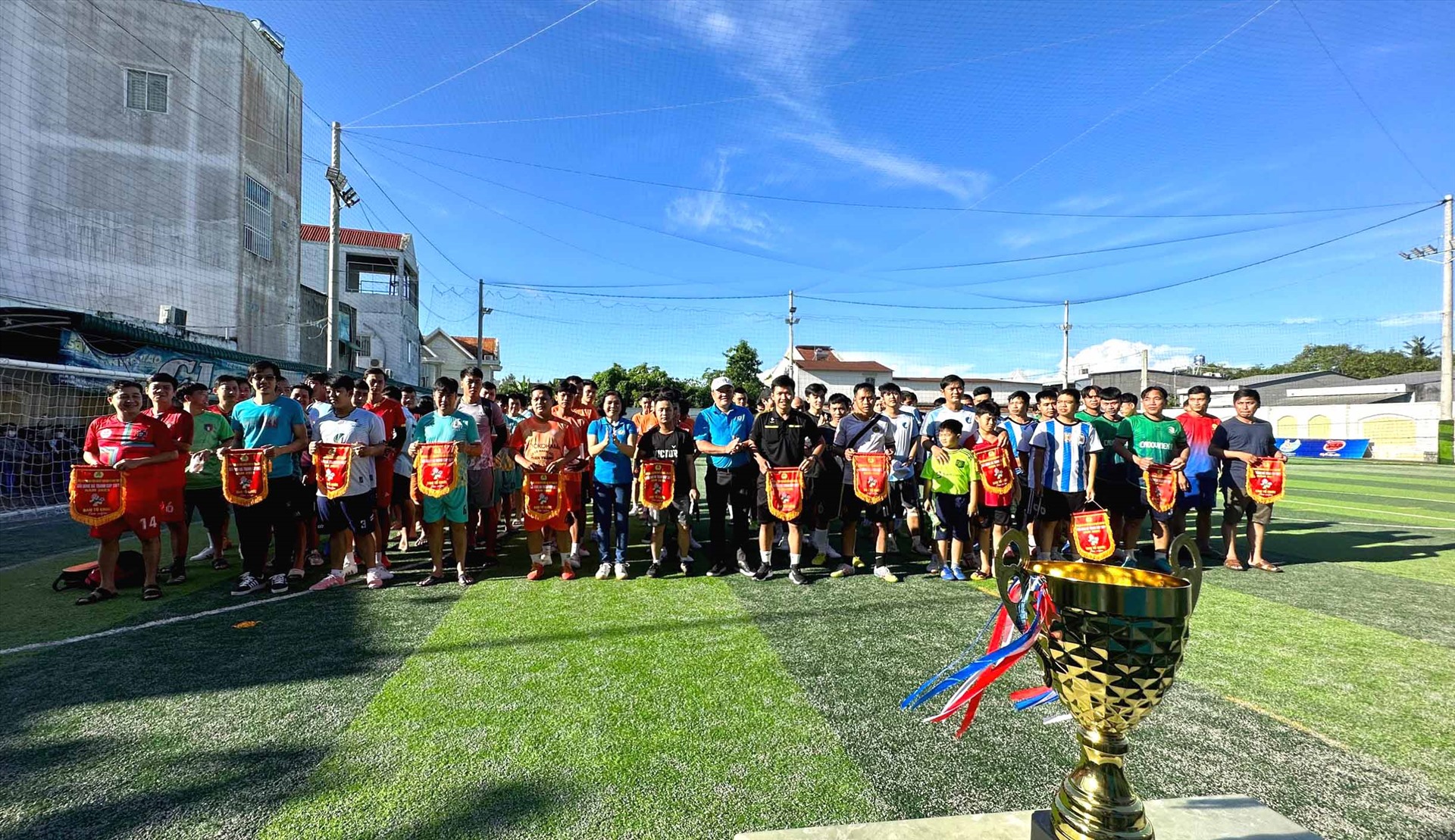 Có 14 đội bóng tham gia tranh tài Giải bóng đá chào mừng 94 năm Ngày thành lập Công đoàn Việt Nam. Ảnh: Thanh Nhàn