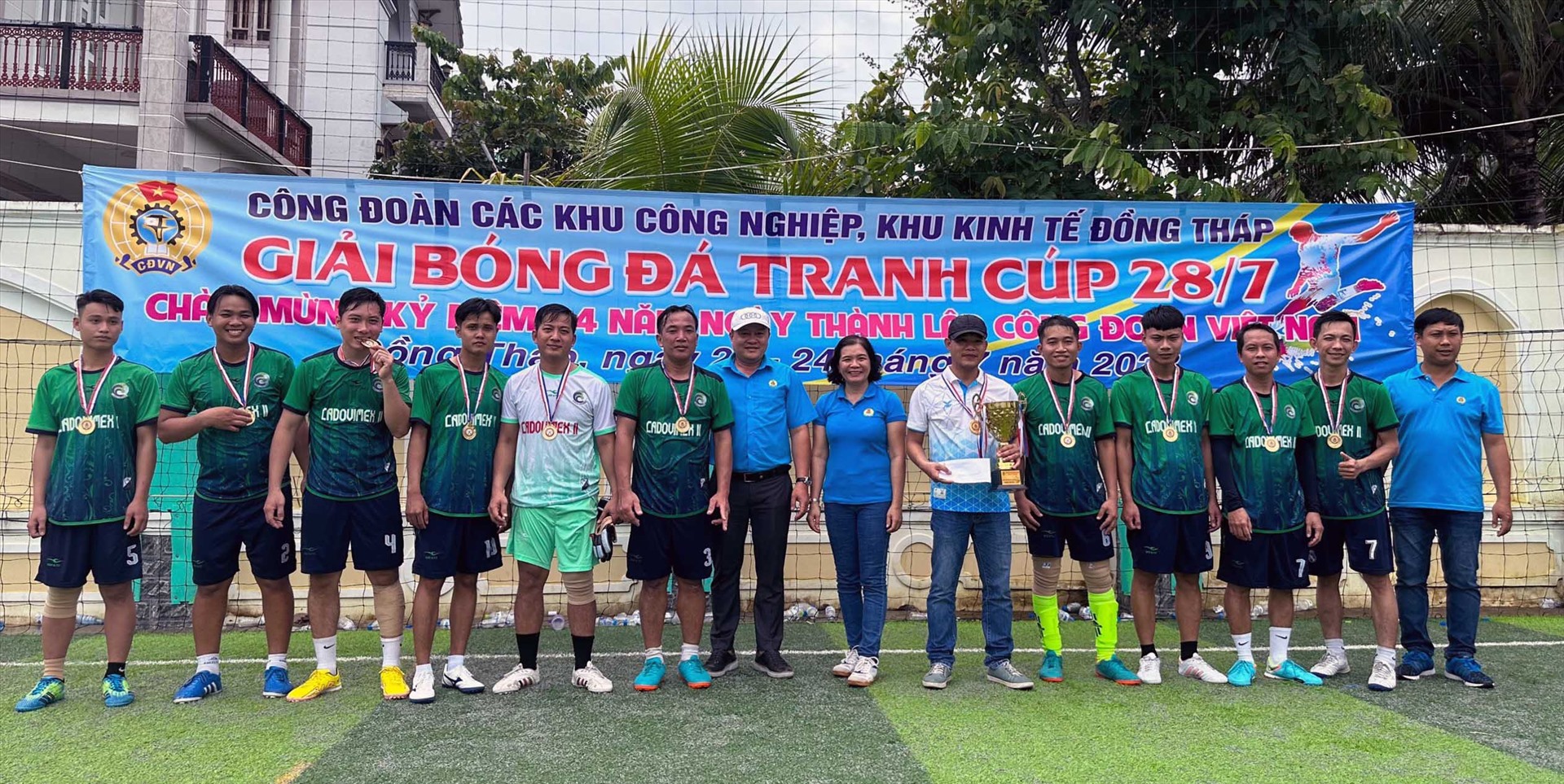 Ban tổ chức trao Cúp, huy chương và tiền thưởng cho đội bóng đạt giải Nhất. Ảnh: Thanh Nhàn