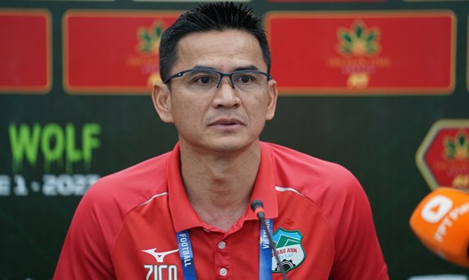 Huấn luyện viên Kiatisak cùng các cầu thủ Hoàng Anh Gia Lai đã trụ hạng thành công sau trận thắng Bình Dương 2-1. Ảnh: Phạm Nguyễn