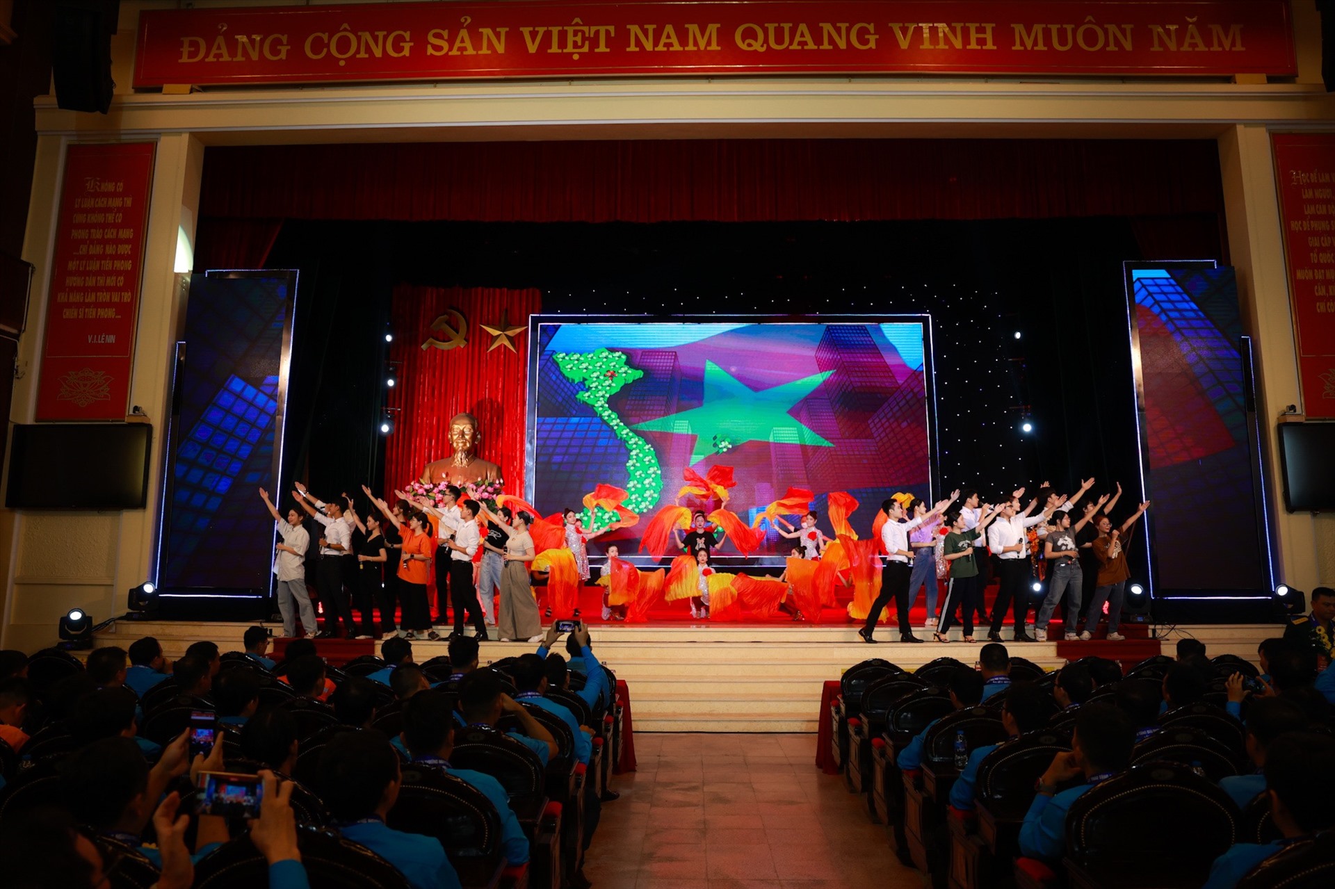 Tiết mục văn nghệ trước giờ diễn ra Lễ trao Giải thưởng Nguyễn Đức Cảnh lần thứ IV, năm 2023. Ảnh: Hải Nguyễn