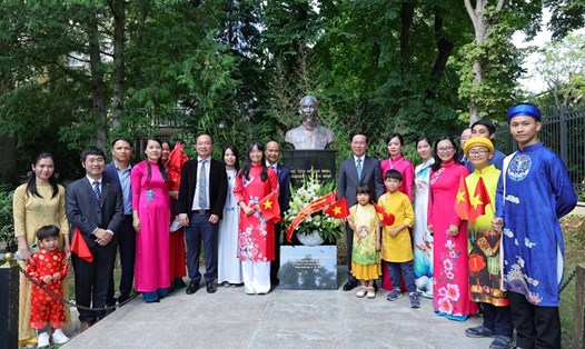 Chủ tịch nước Võ Văn Thưởng và Phu nhân thăm cán bộ, nhân viên Đại sứ quán Việt Nam tại Áo. Ảnh: TTXVN
