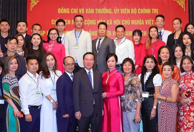 Chủ tịch nước Võ Văn Thưởng và Phu nhân cùng đại diện cộng đồng Việt Nam tại Áo và châu Âu. Ảnh: TTXVN