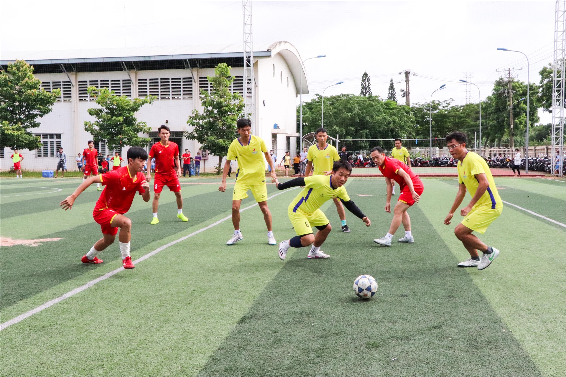 Thi đấu bóng đá hào hứng nhưng không kém phần quyết liệt giữa đội Công ty TNH SX Giày uy Việt – PVFCCO trong Hội thao. Ảnh: Đinh Hùng
