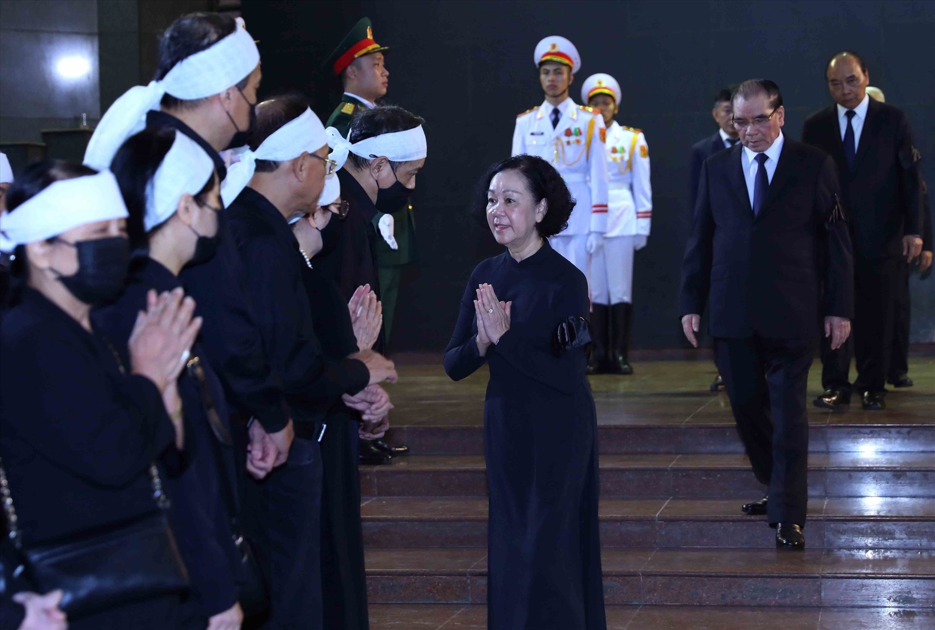 Bà Trương Thị Mai chia buồn cùng gia quyến nguyên Phó Thủ tướng Nguyễn Khánh. Ảnh: Phạm Đông