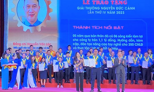 Kĩ sư Nguyễn Văn Lộc vinh dự được Tổng LĐLĐ Việt Nam trao tặng giải thưởng Nguyễn Đức Cảnh. Ảnh: Nhân vật cung cấp