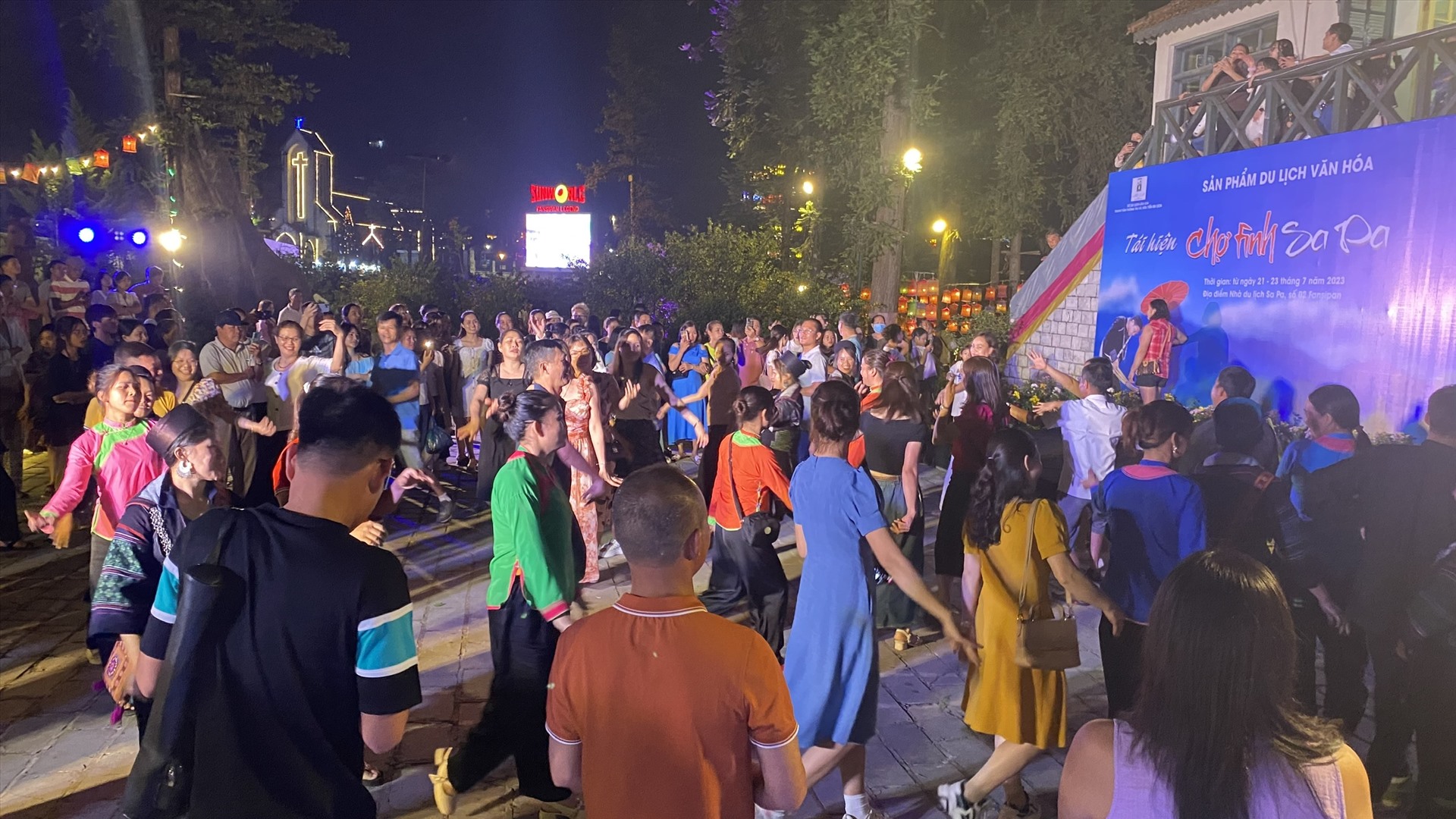 Du khách cùng hòa mình vào các điệu nhảy sôi động tại "Chợ Tình Sa Pa". Ảnh:  Hoàng Thu