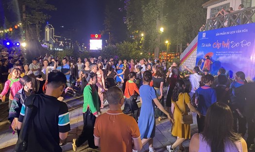 Du khách cùng hòa mình vào các điệu nhảy sôi động tại "Chợ Tình Sa Pa". Ảnh:  Hoàng Thu