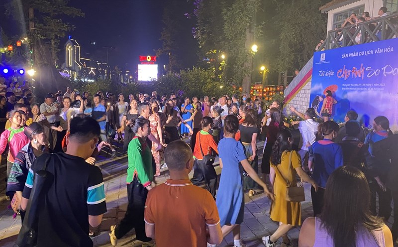 Du khách cùng hòa mình vào các điệu nhảy sôi động tại "Chợ Tình Sa Pa". Ảnh:  Hoàng Thu