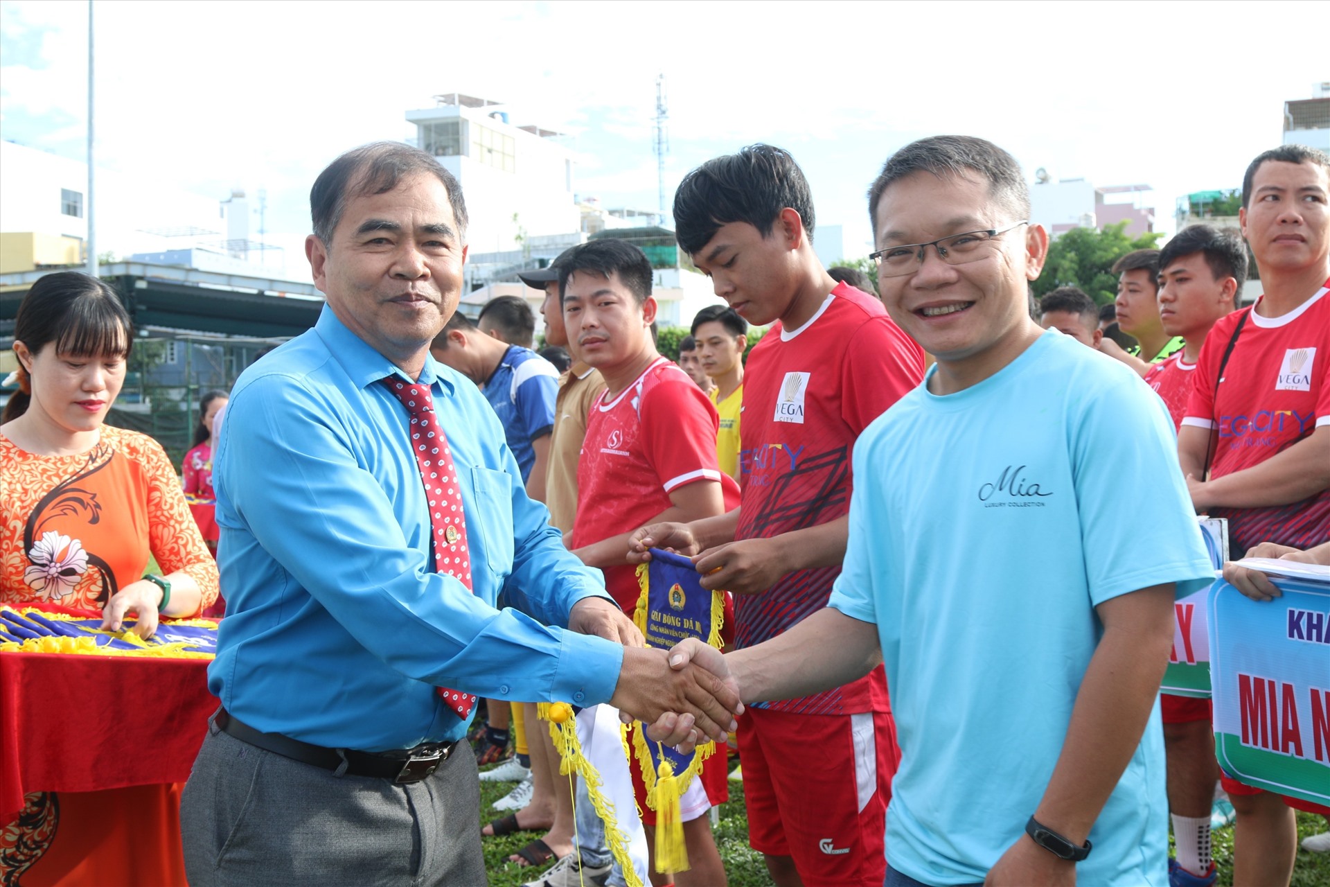 Lãnh đạo LĐLĐ TP. Nha Trang trao cờ lưu niệm cho các đơn vị tham gia giải bóng đá mini. Ảnh: Phương Linh
