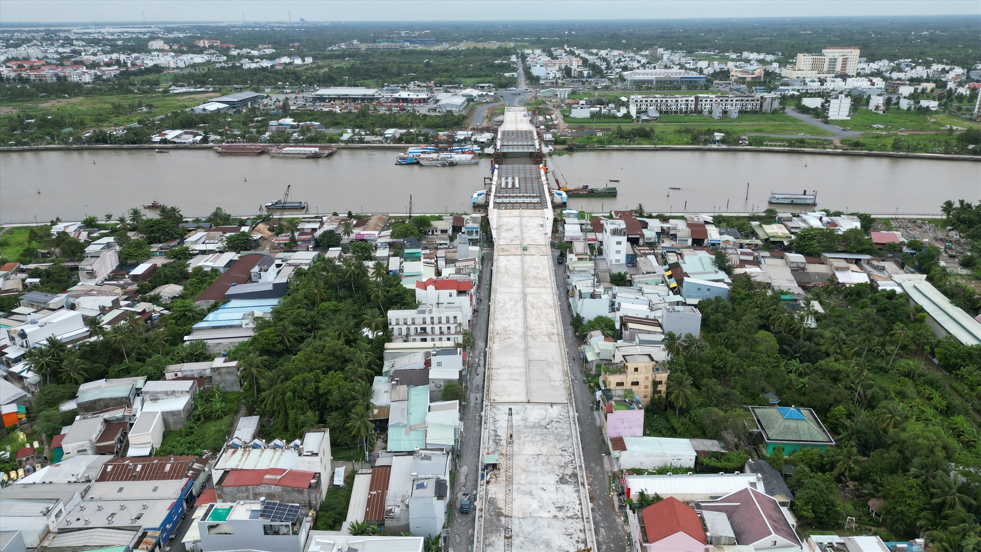 Cầu Trần Hoàng Na khi hoàn thành sẽ kết nối giữa đường Trần Hoàng Na với Khu đô thị Nam Cần Thơ, bến xe mới, Quốc lộ 1A và cầu Cần Thơ,... 