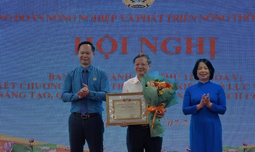 Lãnh đạo Công đoàn Nông nghiệp và Phát triển nông thôn Việt Nam trao khen thưởng cho đại diện Công đoàn Viện Nghiên cứu Rau quả. Ảnh: Kiều Vũ