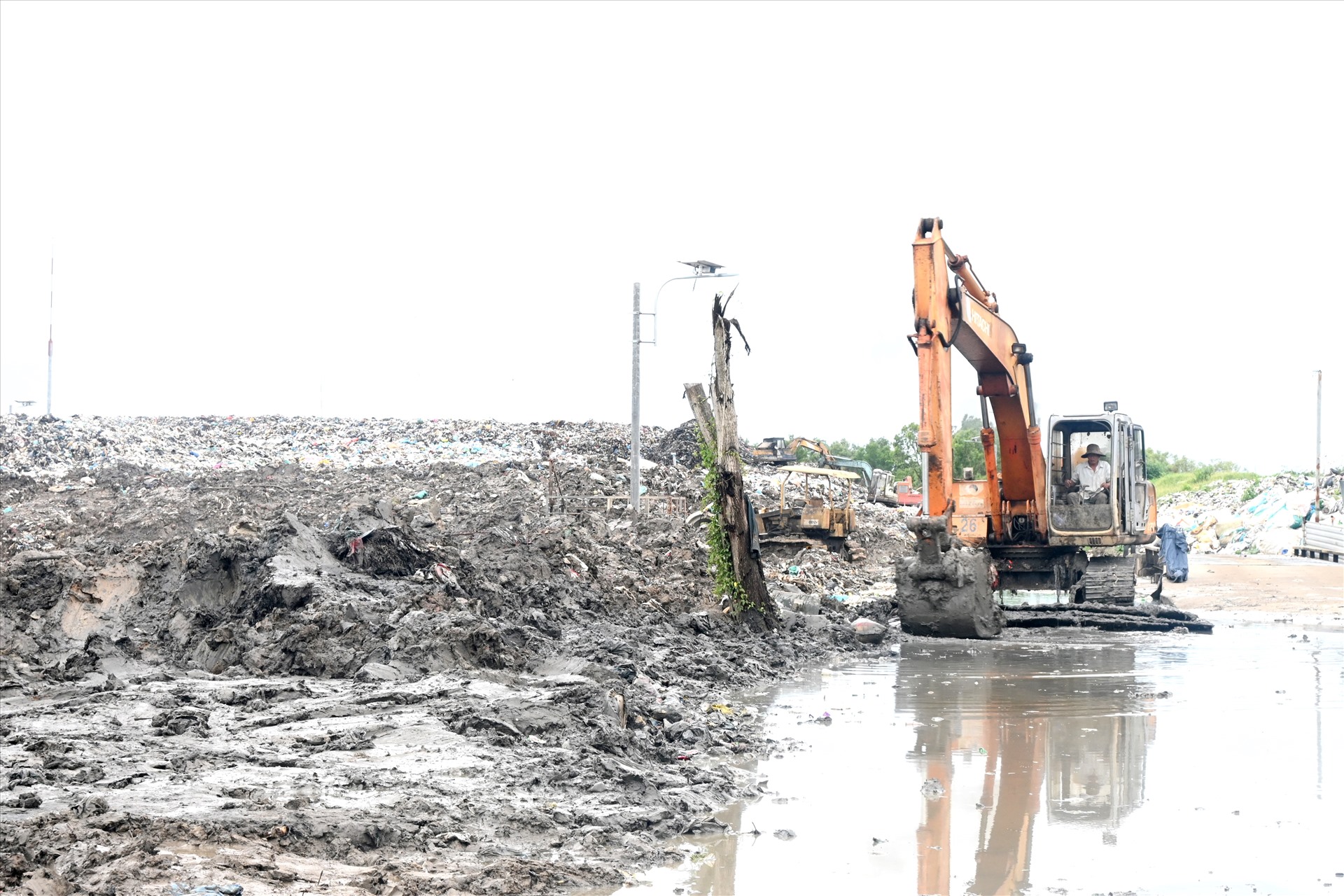 UBND tỉnh Bến Tre công bố tình huống khẩn cấp tình hình sự cố môi trường xảy ra tại Bãi rác An Hiệp (huyện Ba Tri, tỉnh Bến Tre). Ảnh: Thành Nhân 