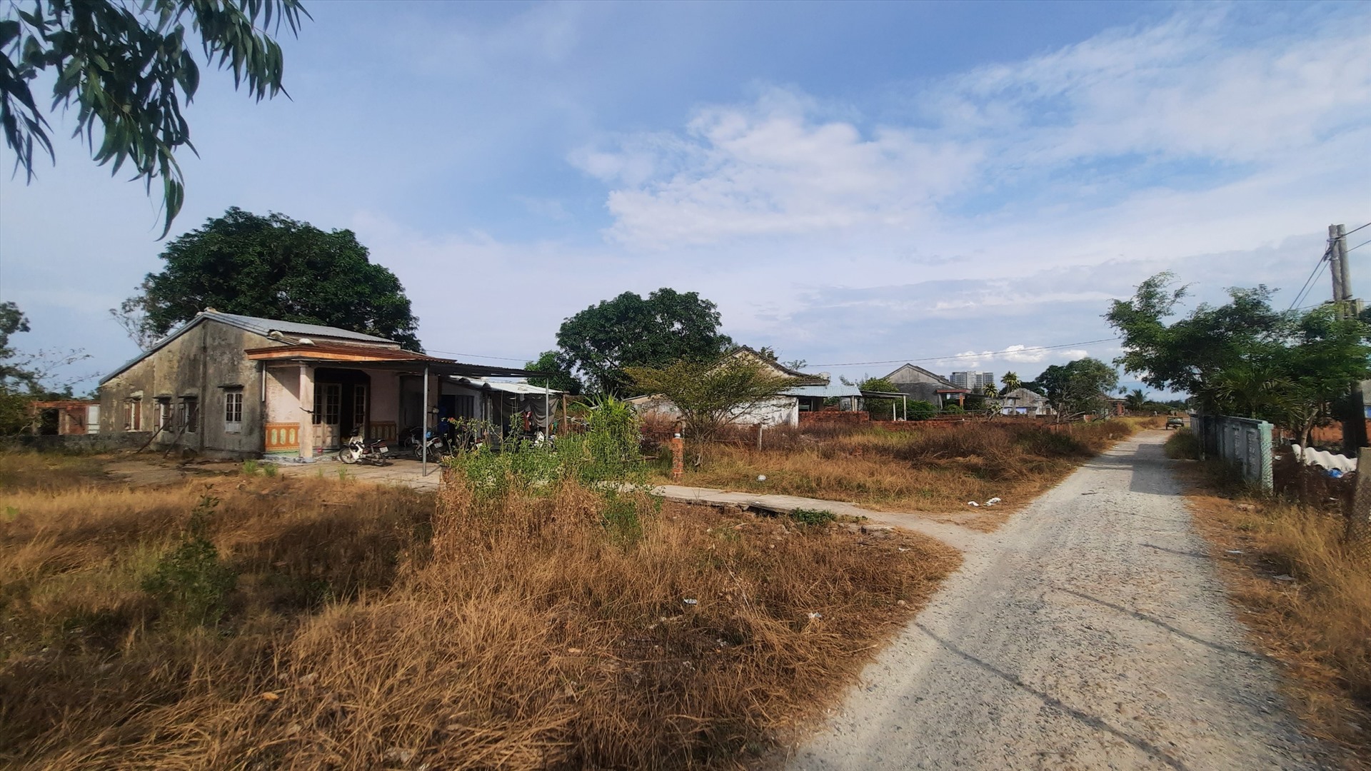 Những ngôi nhà ở thôn Tây Sơn Đông, xã Duy Hải trong diện quy hoạch “treo” nhiều năm xuống cấp, nhưng không được sửa chữa.Ảnh Hoàng Bin.