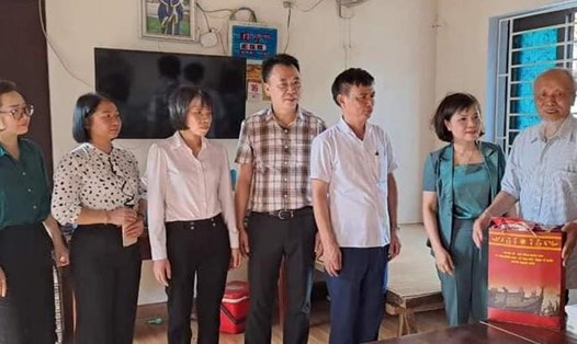 Công đoàn huyện Thạch Thất thăm hỏi các gia đình, chính sách trên địa bàn huyện. Ảnh: Nguyễn Hiền