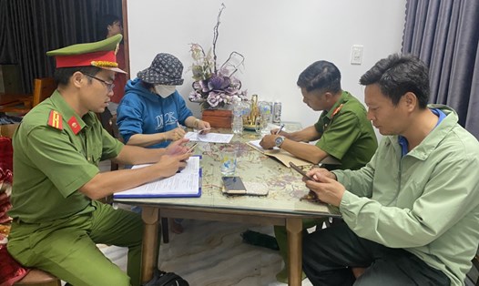 Các đối tượng cho vay nặng lãi trong giao dịch dân sự ở huyện Đắk Glong tại cơ quan Công an. Ảnh: Ngọc Huy