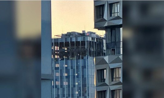 Một toà nhà không có người ở tại Mátxcơva, Nga bị hư hại trong cuộc tấn công bằng máy bay không người lái. Ảnh chụp màn hình