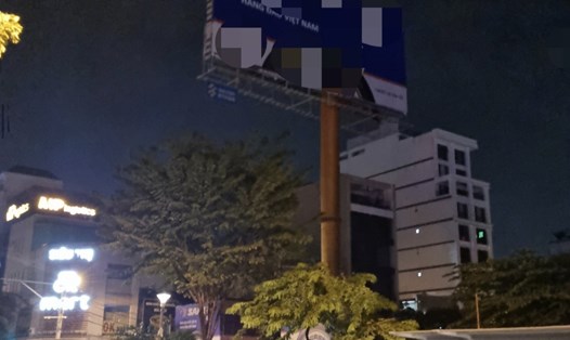 Nhiều bảng hiệu quảng cáo lớn ở TP Hồ Chí Minh đã tăt đèn sau 22 giờ để tiết kiệm điện. Ảnh: Nam Dương