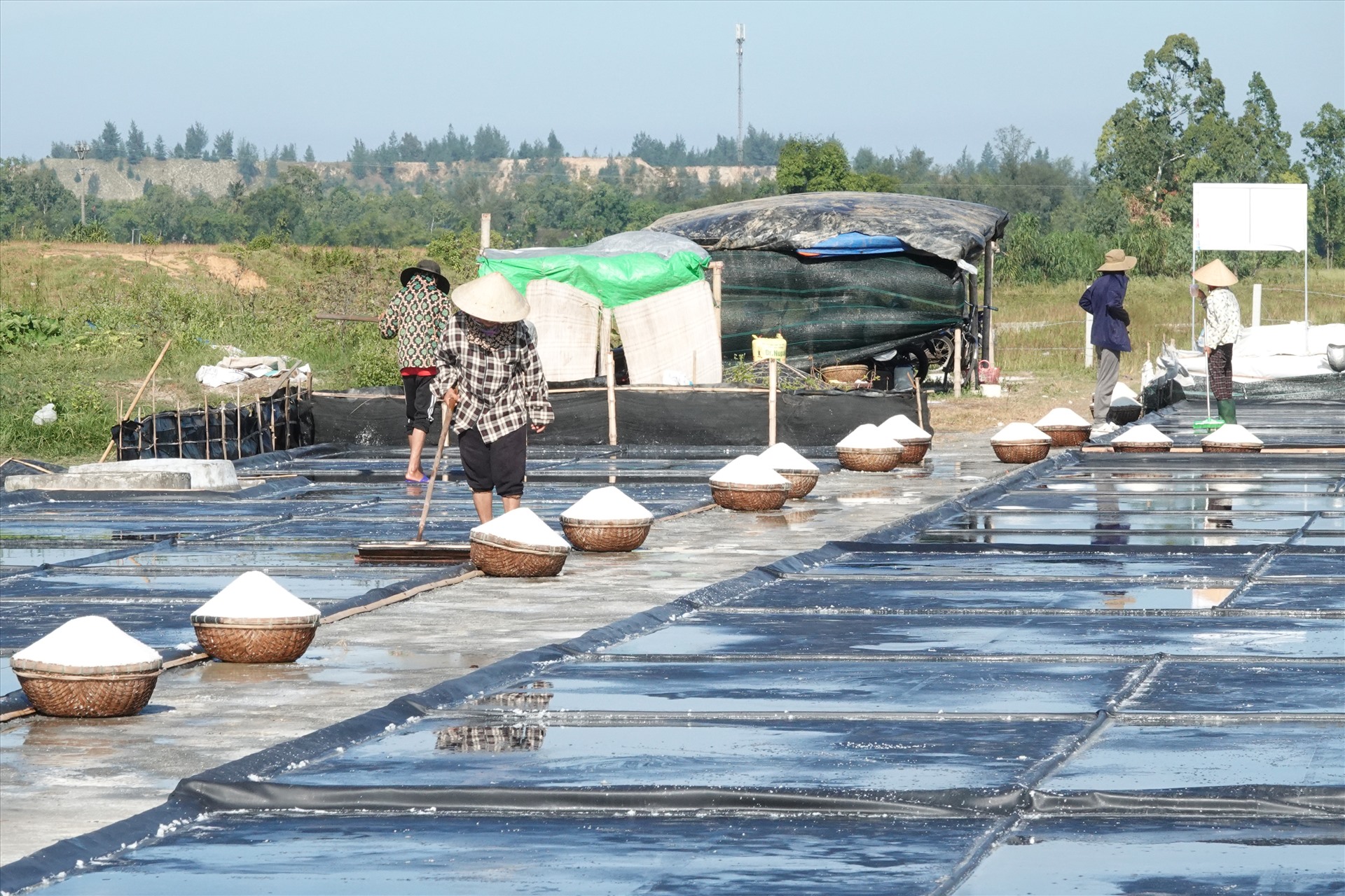 Người dân sản xuất muối sạch trên ô kết tinh trải bạt ở xã Đỉnh Bàn. Ảnh: Trần Tuấn