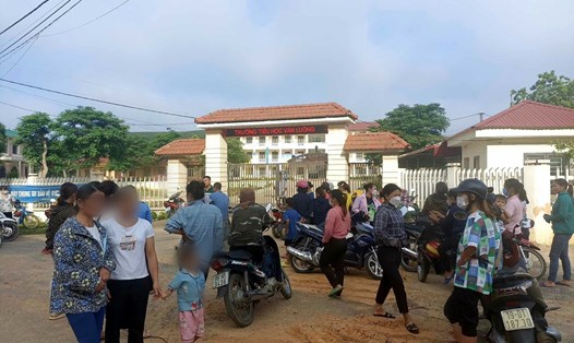 Các phụ huynh tụ tập trước cổng trường Tiểu học Văn Luông vì bất bình các khoản thu. Ảnh do người dân cung cấp.