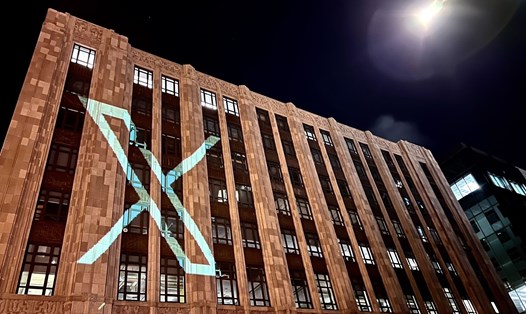 Logo X mới của Twitter được chiếu trên tường văn phòng của công ty tại San Francisco, Mỹ. Ảnh: Twitter/Linda Yaccarino 