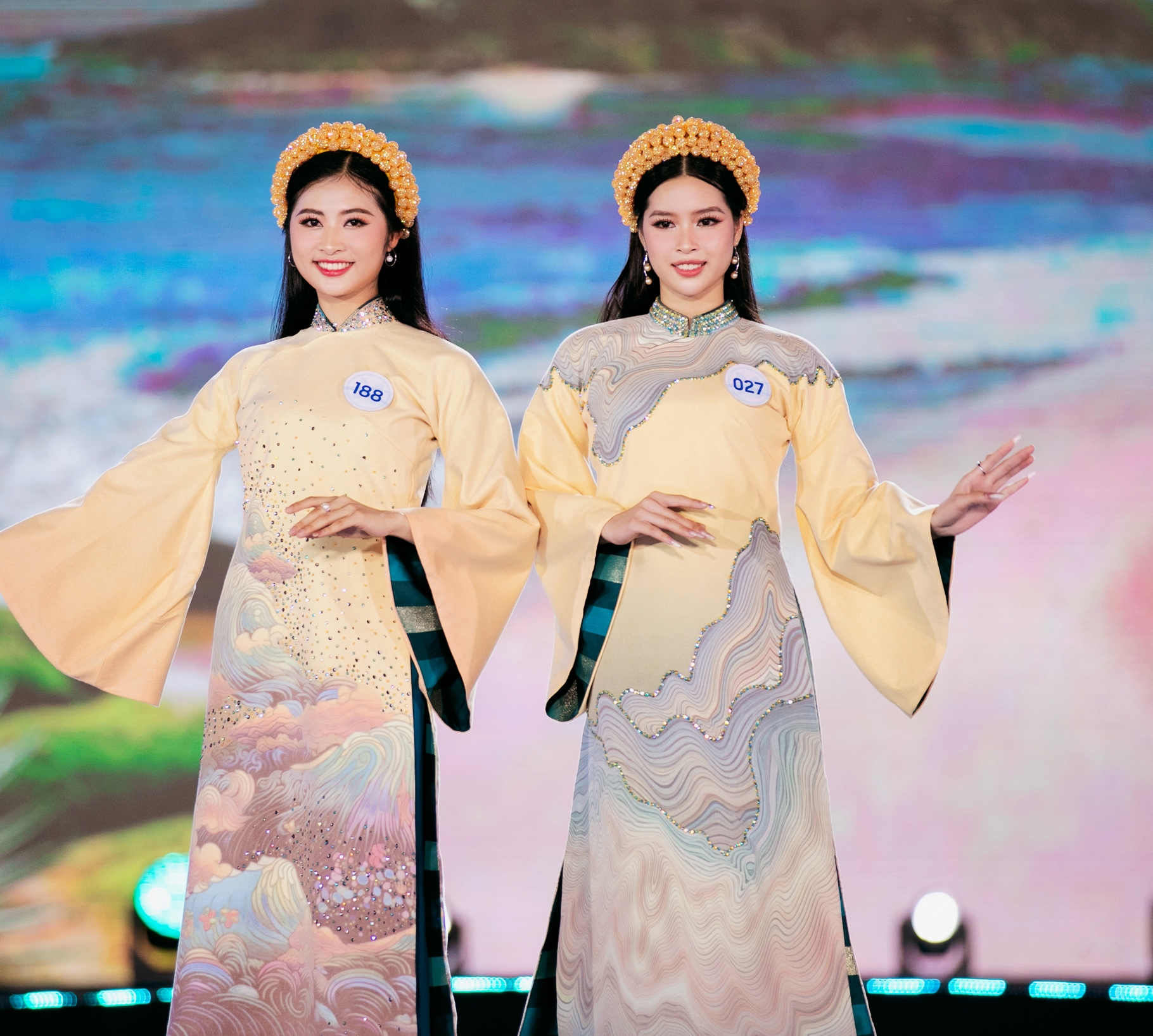 Lấy cảm hứng từ chính vẻ đẹp của biển Quy Nhơn, Nhà thiết kế Việt Hùng mang tới bộ sưu tập áo dài mới nhất của anh với những màu sắc ấn tượng, tạo cá tính riêng cho người mặc.  