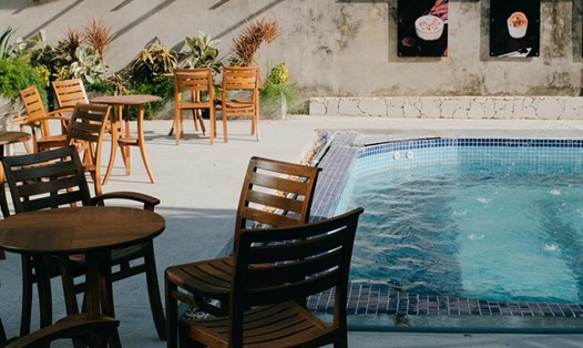 Quán cà phê độc đáo gây ấn tượng với bể bơi rộng tạo điểm nhấn cho không gian rộng rãi.