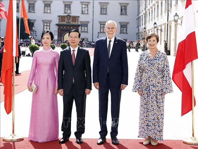 Chủ tịch nước Võ Văn Thưởng và Phu nhân chụp ảnh chung với Tổng thống Cộng hòa Áo Alexander Van der Bellen và Phu nhân tại lễ đón. Ảnh: TTXVN