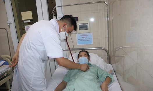 Bác sĩ Khoa Bệnh Nhiệt đới- Bệnh viện E khám cho bệnh nhân mắc sốt xuất huyết. Ảnh: Hương Giang