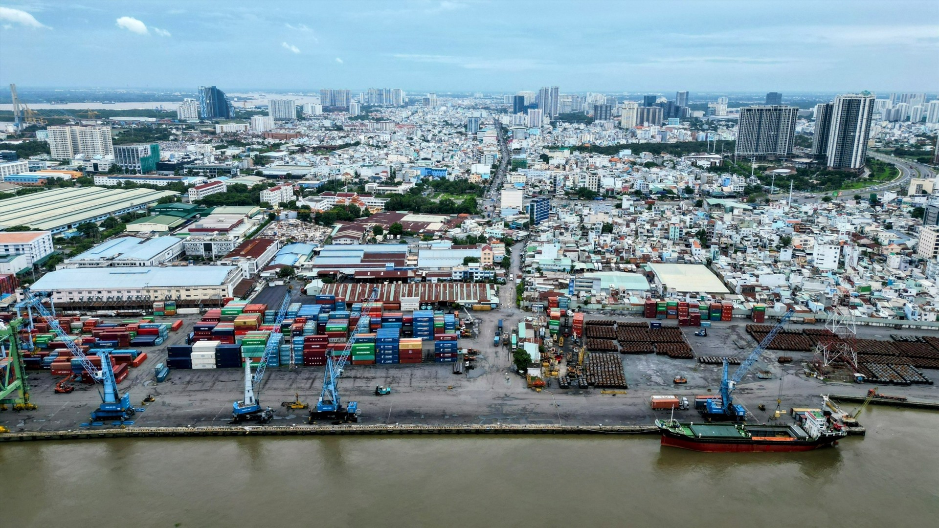 Đầu còn lại của cầu Thủ Thiêm 4 là khu vực cảng Tân Thuận, hiện đây là cảng hàng hóa với nhiều tàu hàng ra vào, container chất đầy cảng. Xung quanh đó là khu vực nhà dân, xa ra phía ngoài là kết nối vào mạng lưới giao thông như đường Huỳnh Tấn Phát, đường Nguyễn Văn Linh.