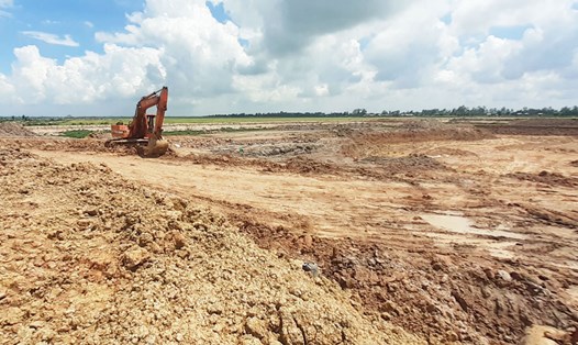 Thiếu nguồn đất san lấp ở Long An đã ảnh hưởng đến việc thực hiện các công trình trọng điểm. Ảnh: An Long