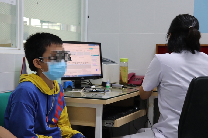 Bệnh nhi được khám mắt tại bệnh viện. Ảnh: BVCC