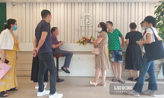 Các chủ sở hữu đến trụ sở Công ty TNHH Oh Vacation tại 614 Lạc Long Quân (Tây Hồ, Hà Nội) đề nghị đối thoại trực tiếp với lãnh đạo công ty. Ảnh: PV Lao Động