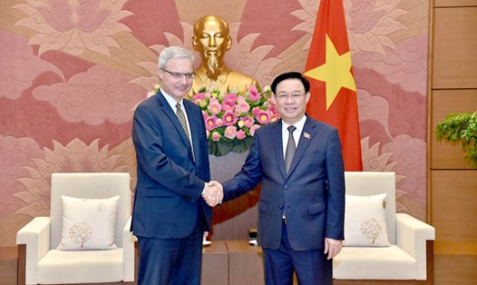 Chủ tịch Quốc hội Vương Đình Huệ và Đại sứ Cộng hoà Pháp tại Việt Nam Nicolas Warnery. Ảnh: Quochoi.vn