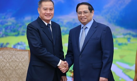Thủ tướng Chính phủ Phạm Minh Chính và Tổng Giám đốc Thông tấn xã Pathet Lào (KPL) Khampheuy Philapha. Ảnh: VGP