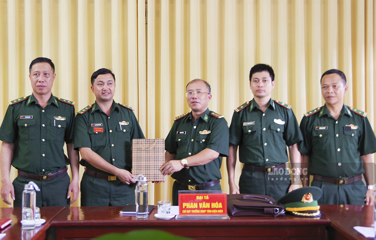 Ngay sau khi phá thành công chuyên án, Đại tá Phan Văn Hóa, Chỉ huy trưởng Bộ đội Biên phòng tỉnh Điện Biên đã đến biểu dương chiến công xuất sắc của lực lượng trong đấu tranh phòng, chống tội phạm về ma túy. Ảnh: Anh Dũng