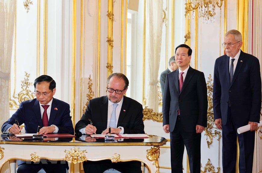 Chủ tịch nước Võ Văn Thưởng và Tổng thống Áo chứng kiến lễ ký bản ghi nhớ giữa Bộ Ngoại giao 2 nước. Ảnh: TTXVN