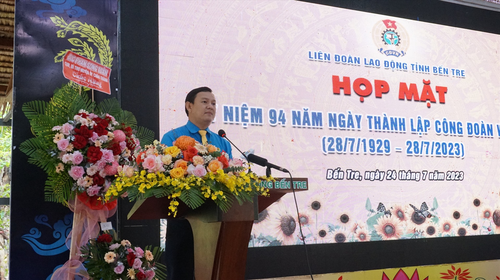 Chủ tịch LĐLĐ tỉnh Bến Tre Nguyễn Phúc Linh phát biểu tại buổi lễ họp mặt. Ảnh: LĐLĐ tỉnh Bến Tre