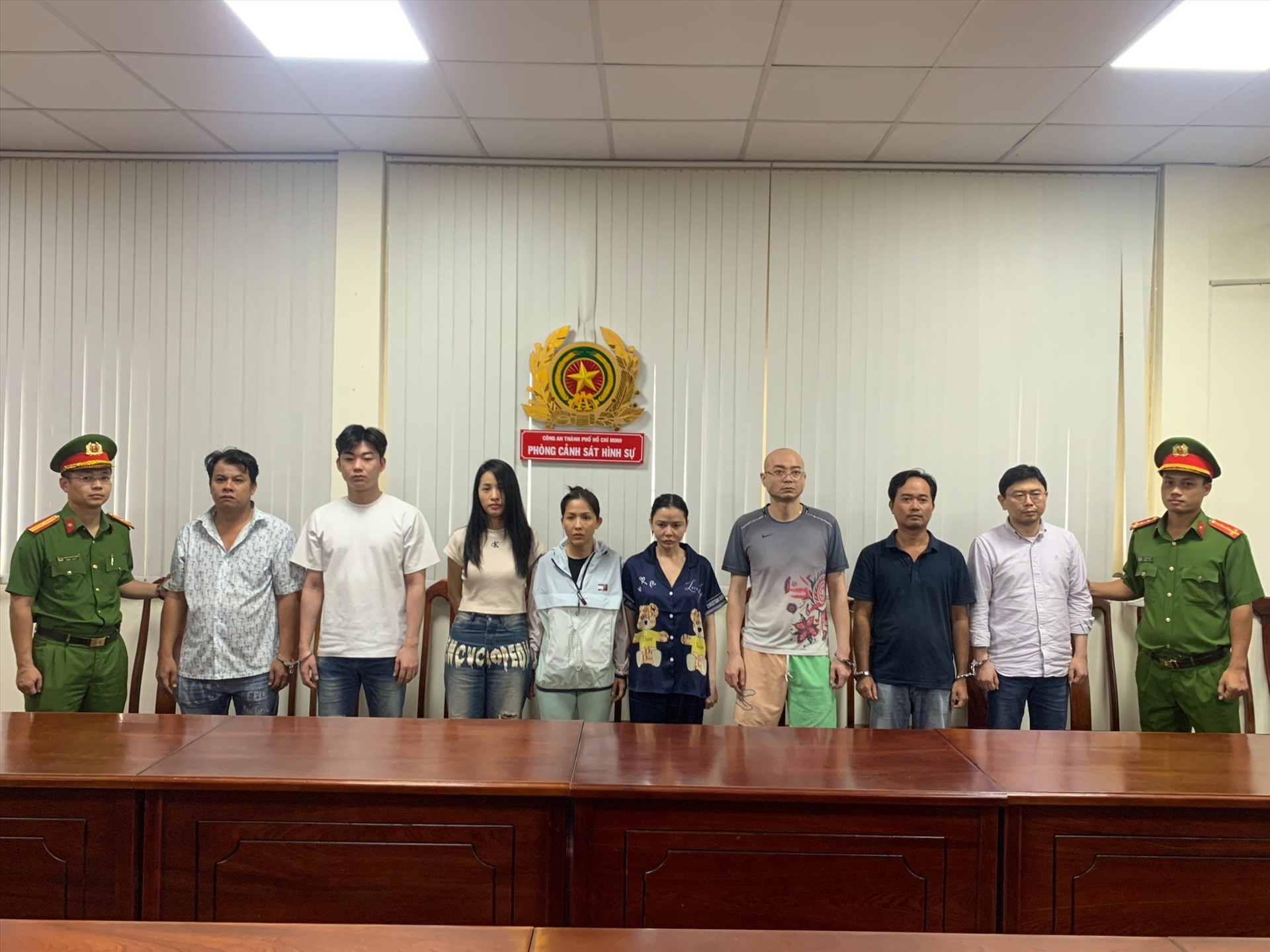 Cơ quan Cảnh sát điều tra Công an TP Hồ Chí Minh ra lệnh bắt khẩn cấp và tạm giữ các đối tượng về hành vi Môi giới mại dâm và Lừa đảo chiếm đoạt tài sản. Ảnh: CACC 