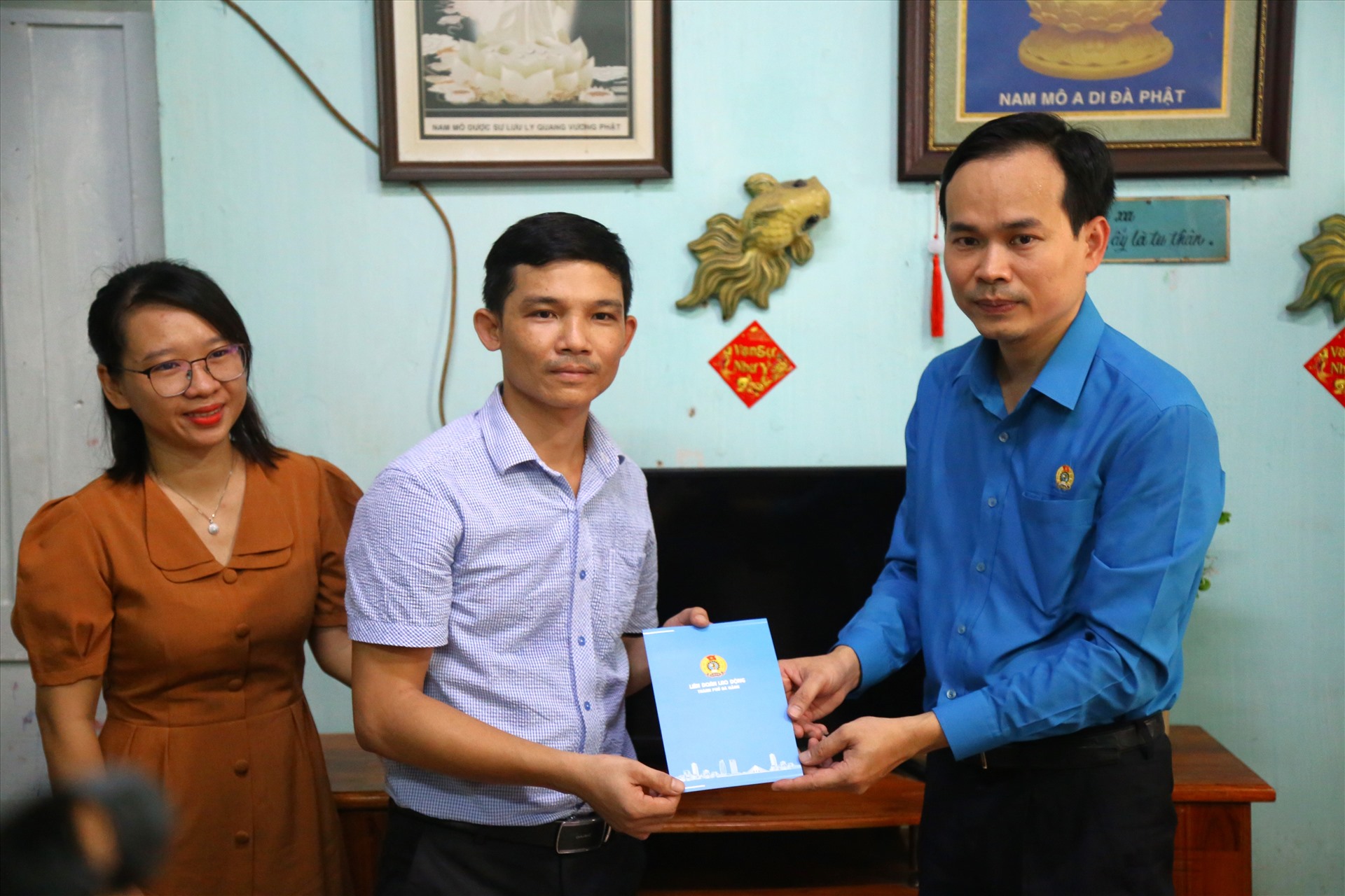 LĐLĐ thành phố Đà Nẵng trao các phần quà tri ân các gia đình cán bộ Công đoàn cơ sở là con Thương binh, Liệt sĩ. Ảnh: Văn Trực