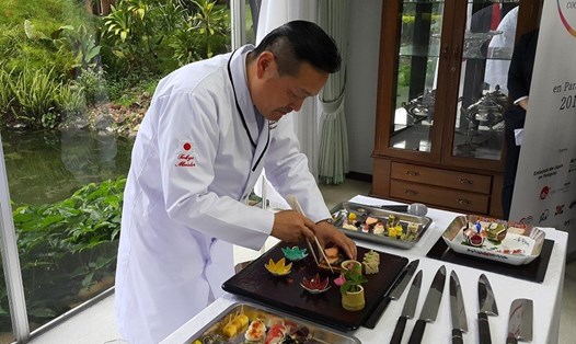 Đại sứ ẩm thực Hirokazu Tomisawa mong muốn đưa những nét tinh tế trong ẩm thực Việt Nam vào món ăn Nhật hiện đại. Ảnh: El Omnivoro