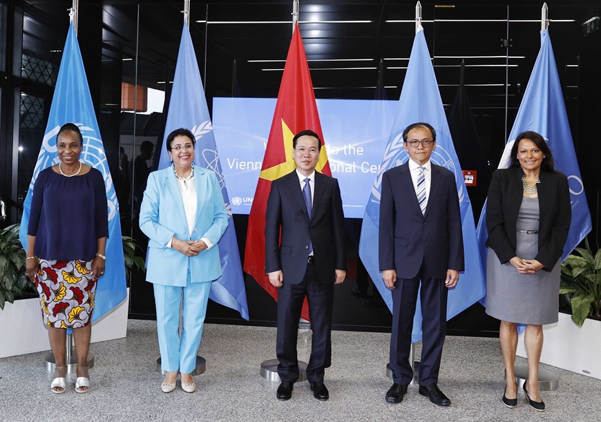 Chủ tịch nước Võ Văn Thưởng với Quyền Tổng Giám đốc IAEA Najat Mokhtar (thứ 2 từ trái sang), Phó Tổng Giám đốc Tổ chức Phát triển Công nghiệp Liên Hợp Quốc (UNIDO) Fatou Haidara (ngoài cùng bên trái), lãnh đạo Tổ chức Hiệp ước Cấm thử Vũ khí Hạt nhân (CTBTO), lãnh đạo Văn phòng Liên Hợp Quốc tại Vienna (UNOV). Ảnh: TTXVN