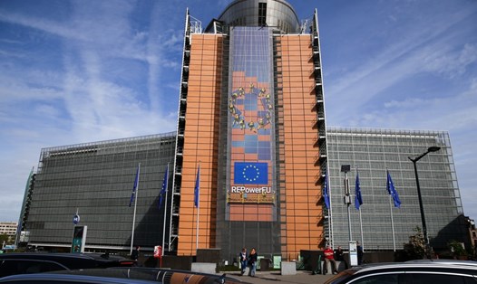 Bên ngoài tòa nhà Ủy ban châu Âu tại Brussels, Bỉ, ngày 6.5.2023. Ảnh: Xinhua
