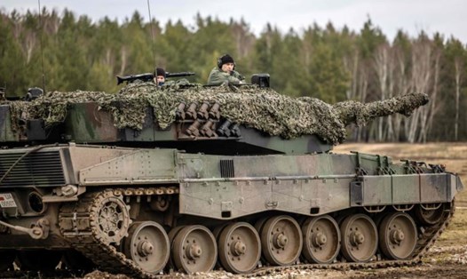 Binh sĩ Ba Lan và Ukraina huấn luyện trên xe tăng Leopard 2 A4 ở Swietoszow, Ba Lan, ngày 13.2.2023. Ảnh: AFP